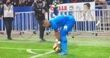 足球报：国安亚冠出局后，有球迷退了足协杯决赛的门票与酒店