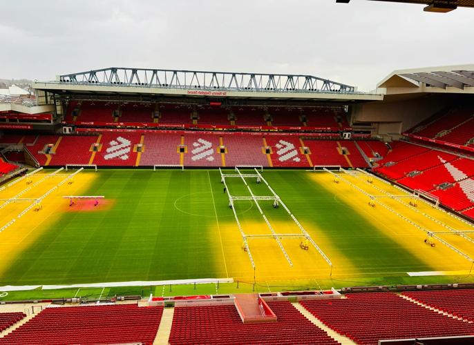 法兰克福球迷在诺坎普球场对巴萨支持者发动投掷袭击