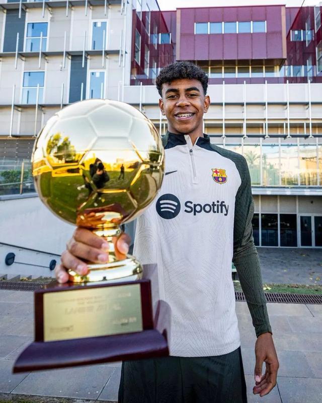 踢球者：拜仁将加速于帕续约谈判，目前的问题是新合同的条款