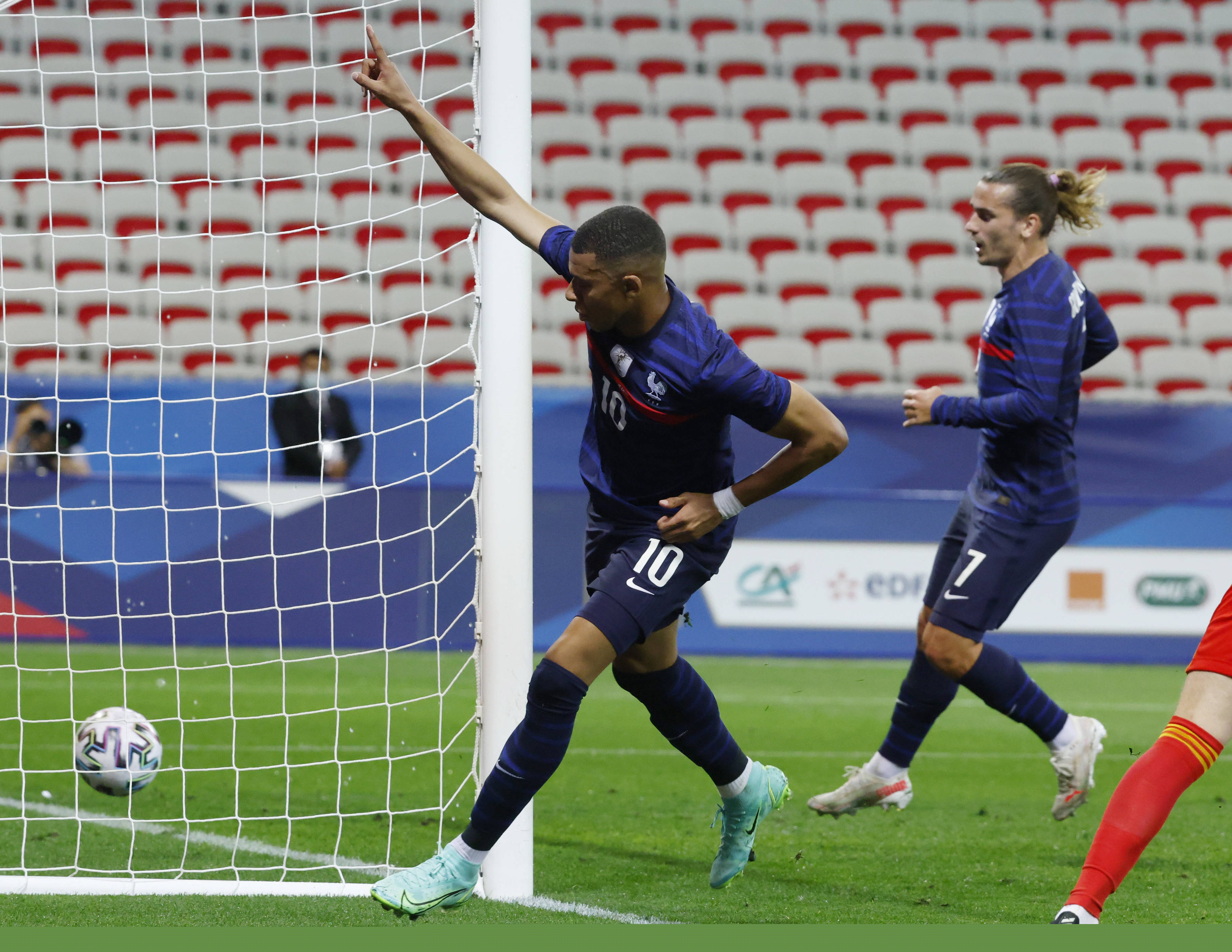 美记：雄鹿坚称不会交易字母哥，但联盟其他球队置之不理