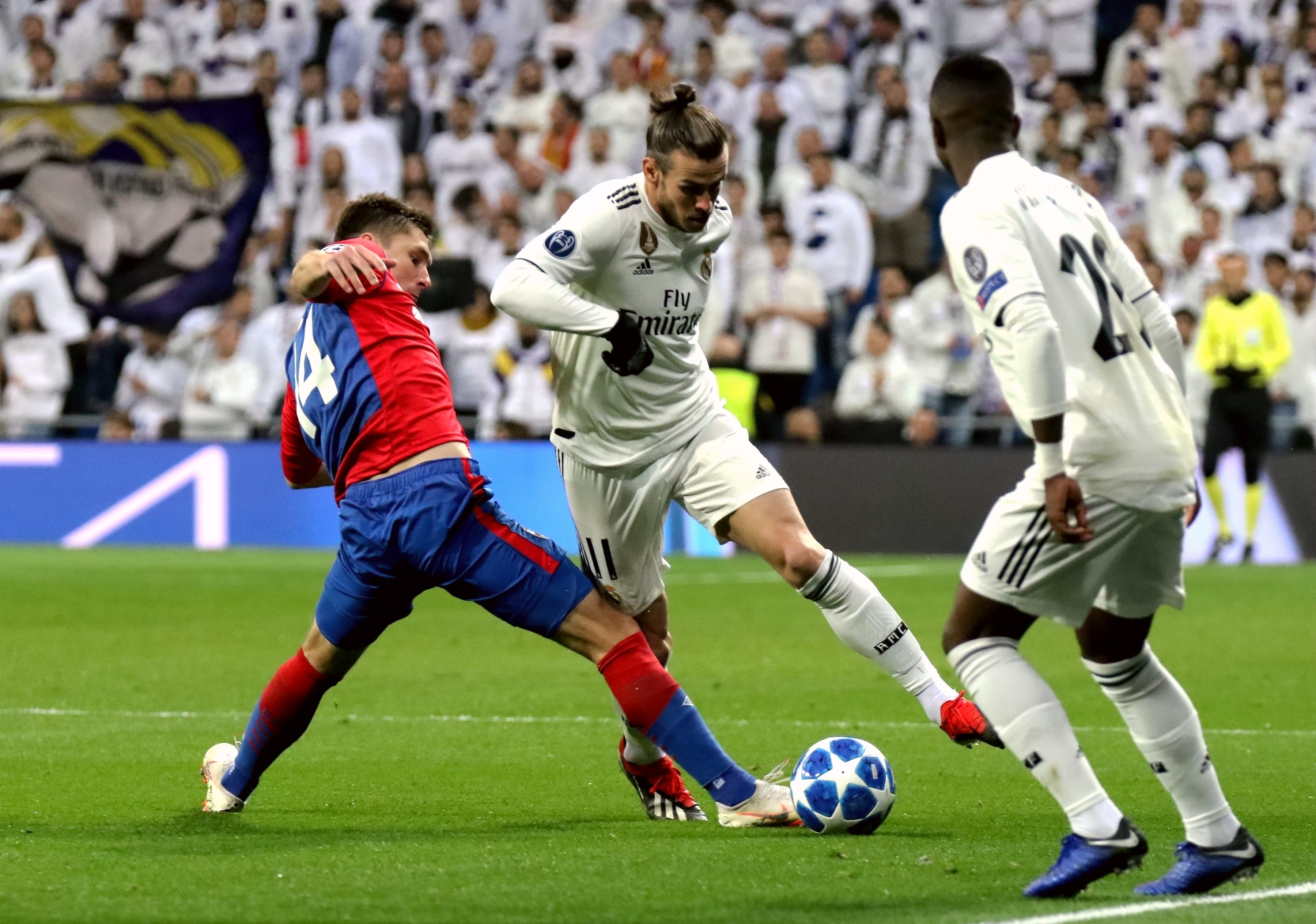 贝克汉姆观看迈阿密国际训练，与梅西、德保罗拥抱