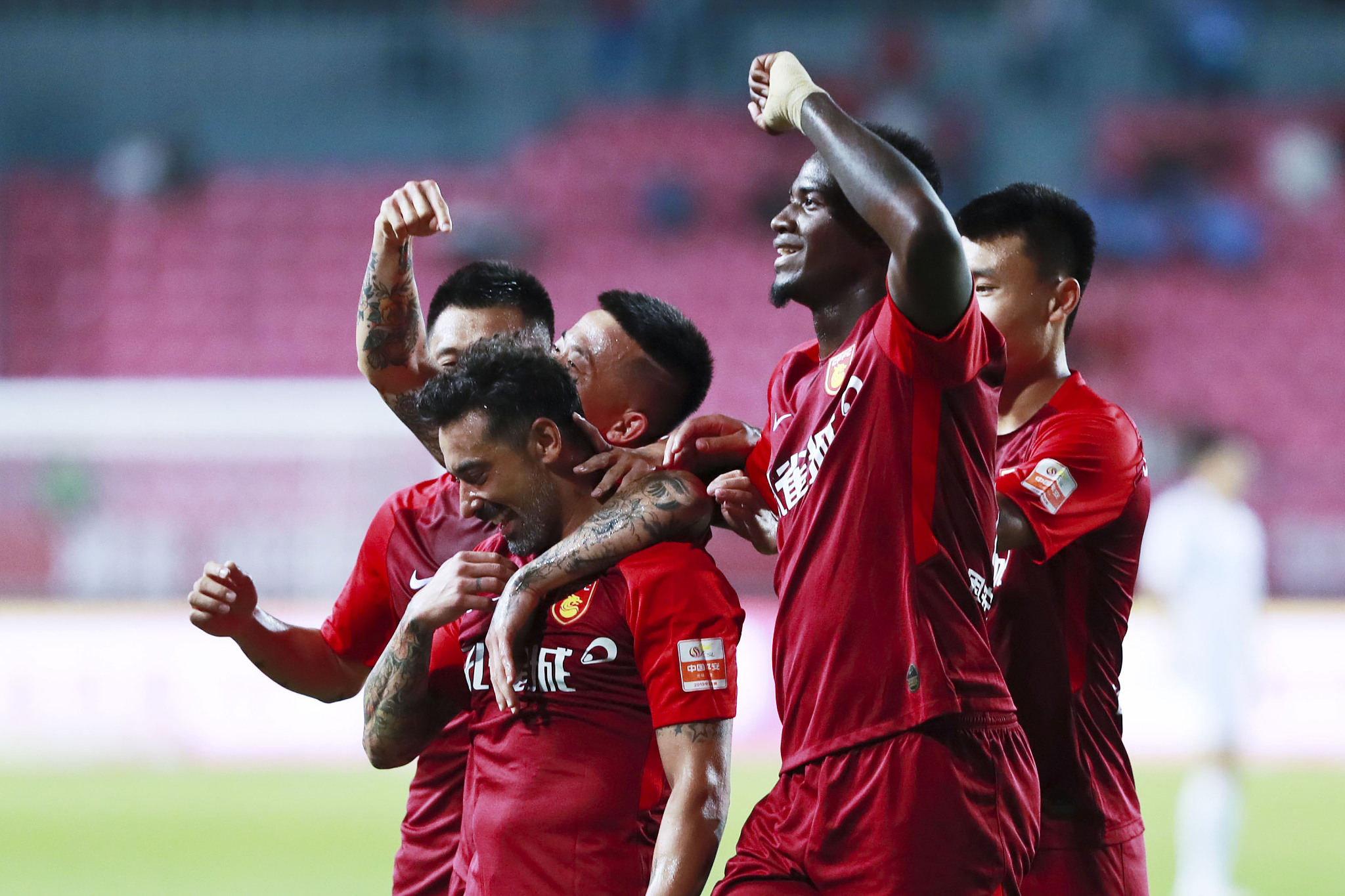 张琳艳赛后和凯莉交换球衣，后者直接把中国队球衣穿在身上