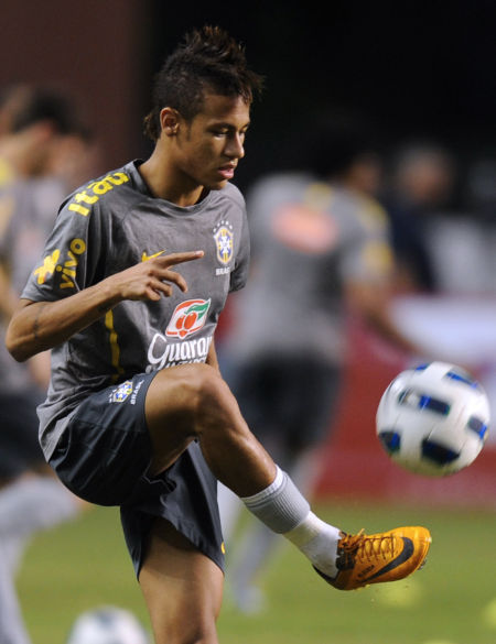 皮亚尼奇重返尤文训练基地，与斯帕莱蒂、基耶利尼合影