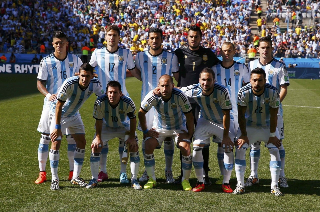 巴甲福塔莱萨门将在4名队友提醒下未注意身后对手，开球时遭抢断丢球