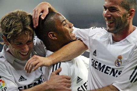 足球中超队长带伤上阵，拼劲获赞